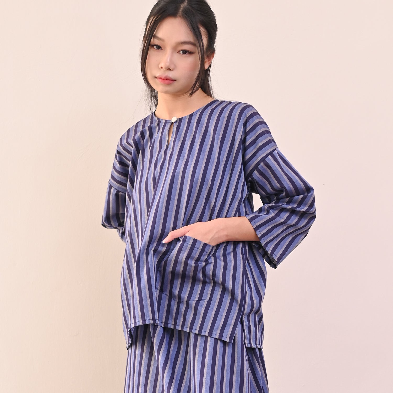 Garis Kurung - Blue