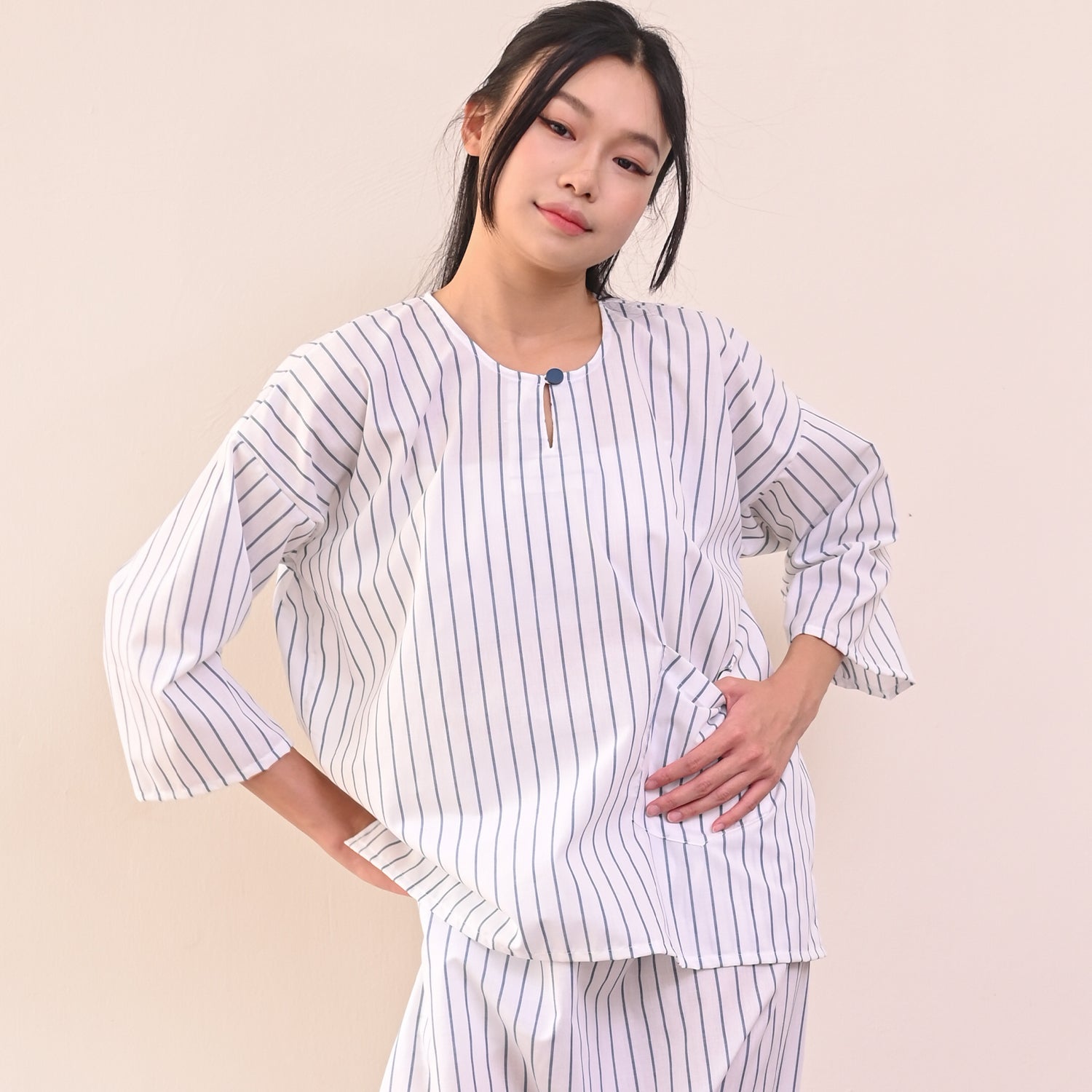 Garis Kurung - White