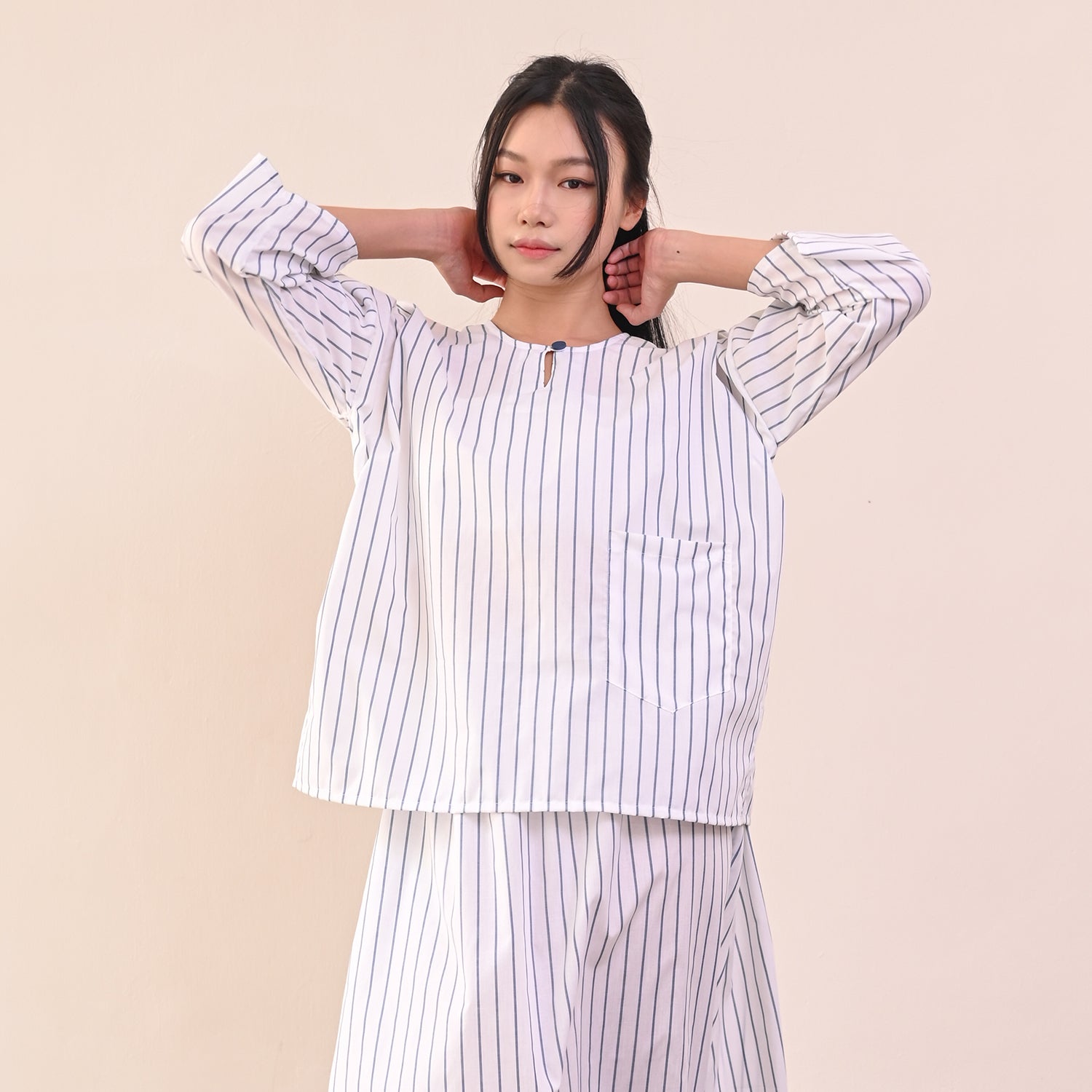 Garis Kurung - White