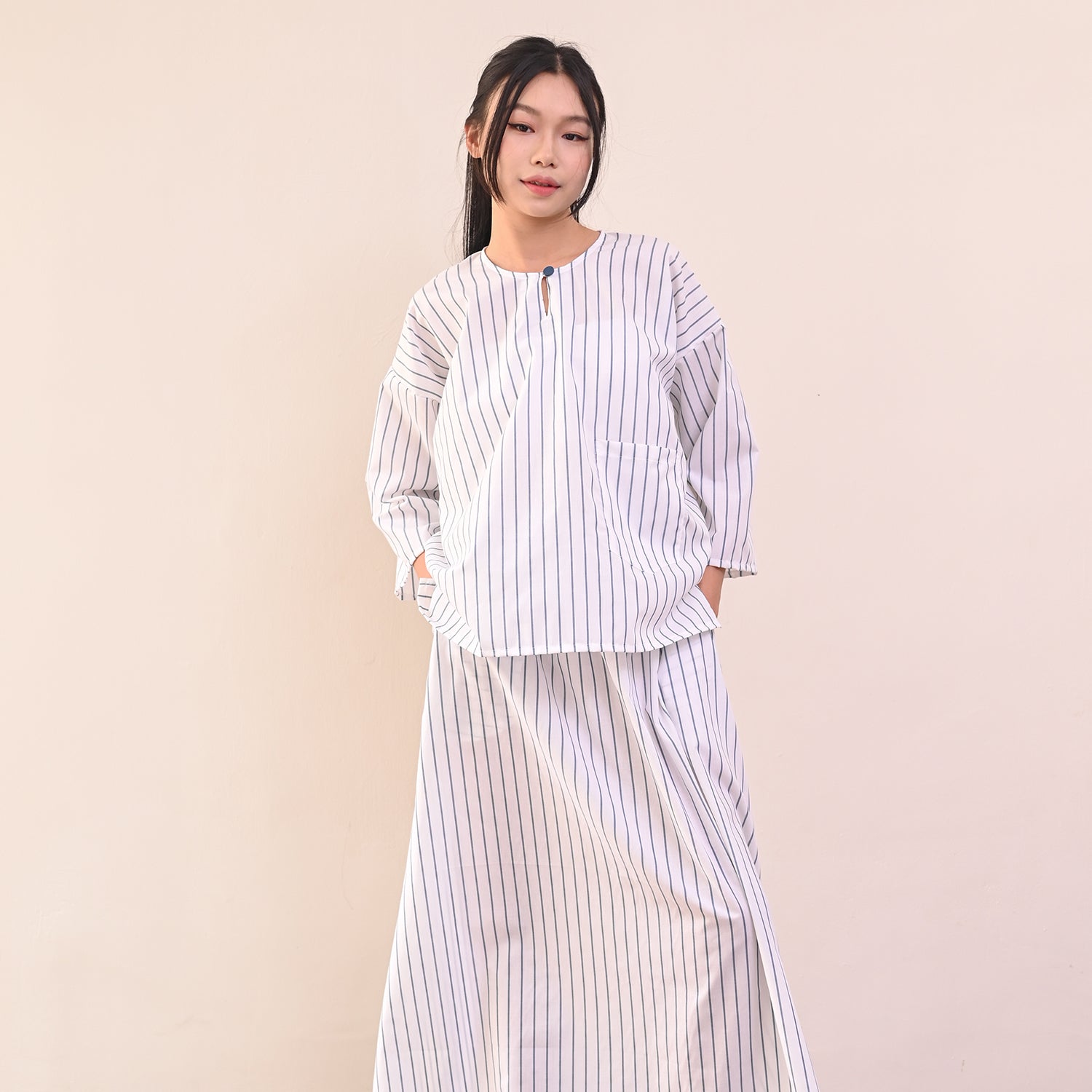 Garis Kurung - White