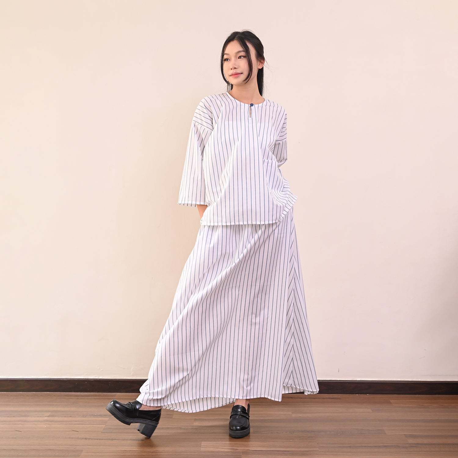 Garis Kurung - White