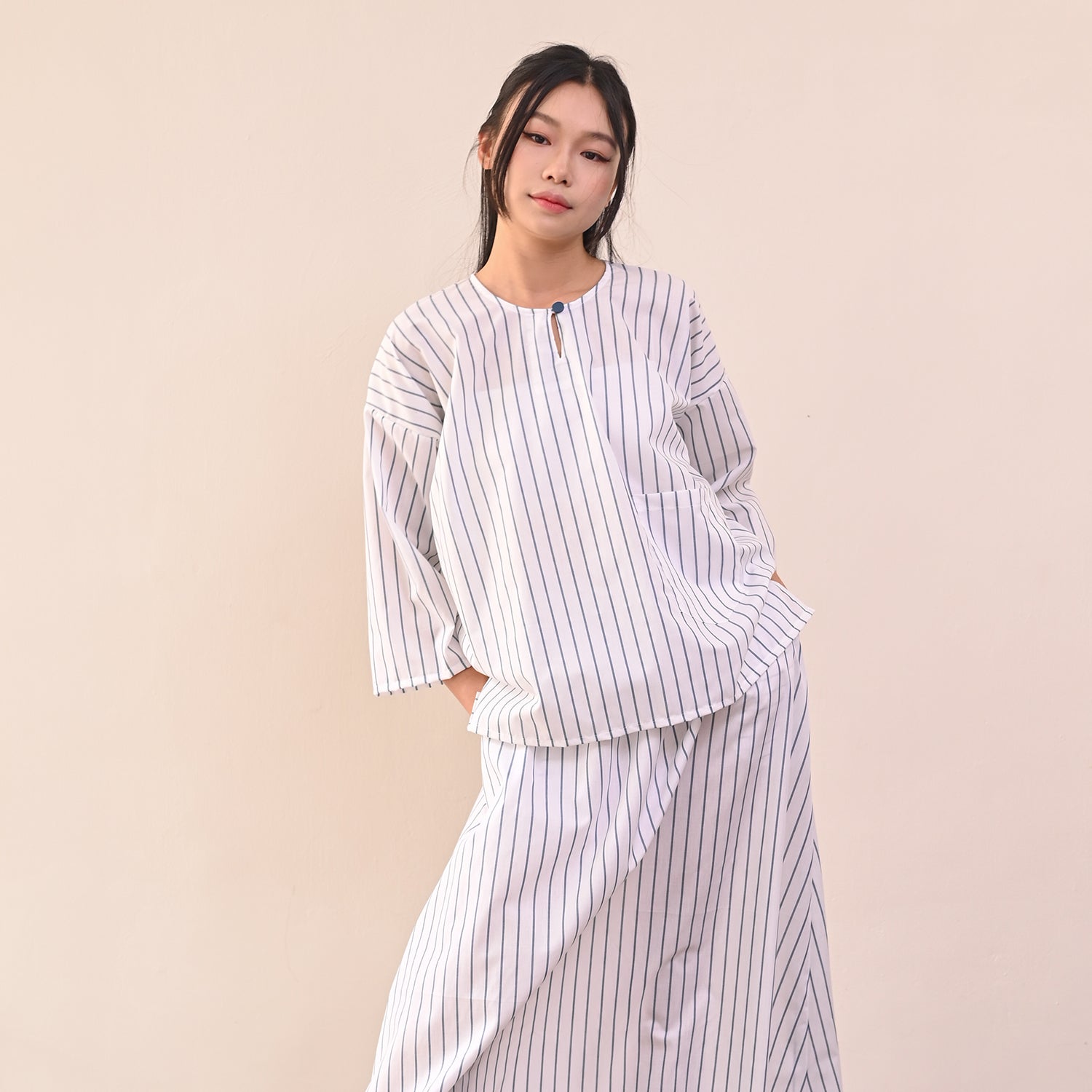 Garis Kurung - White