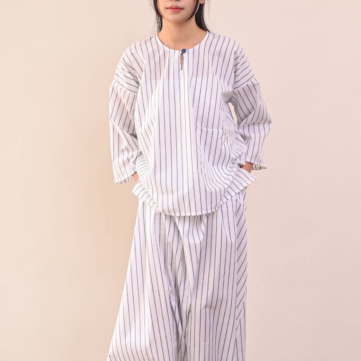 Garis Kurung - White