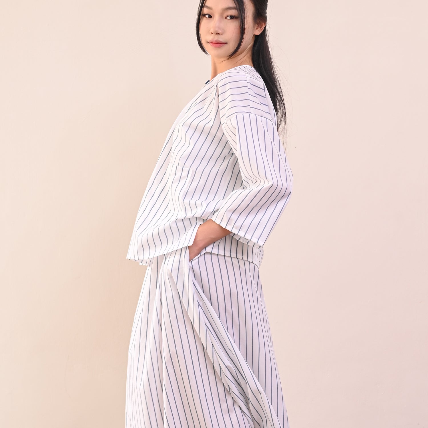 Garis Kurung - White