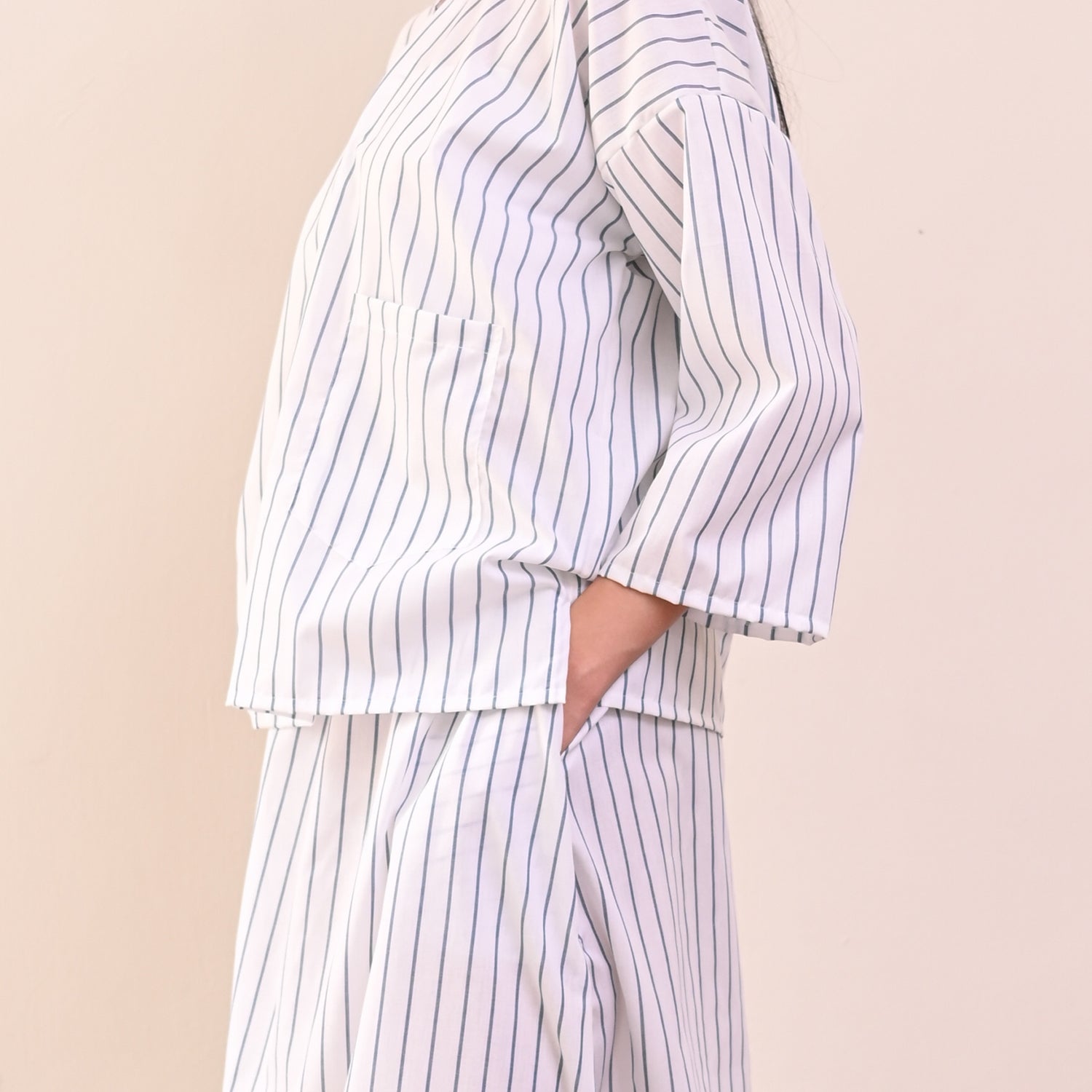 Garis Kurung - White