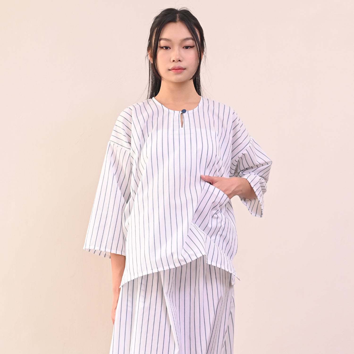 Garis Kurung - White