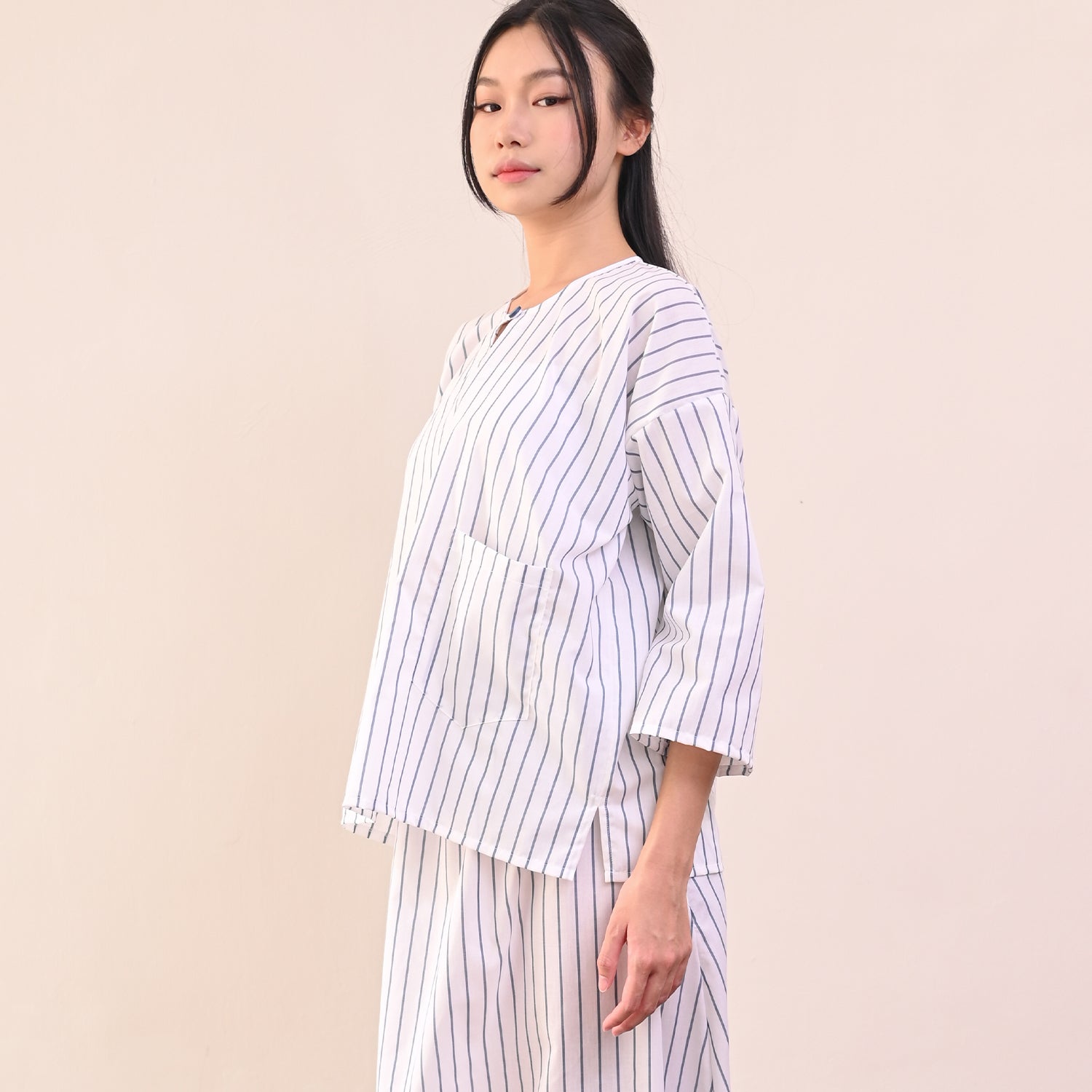 Garis Kurung - White