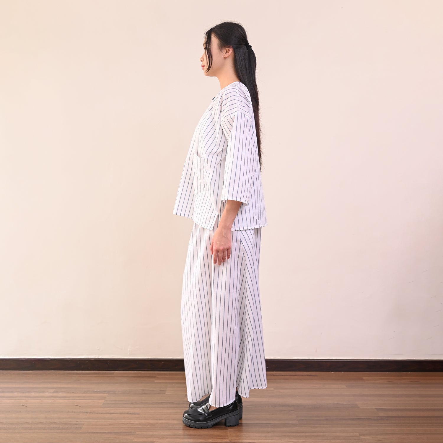 Garis Kurung - White