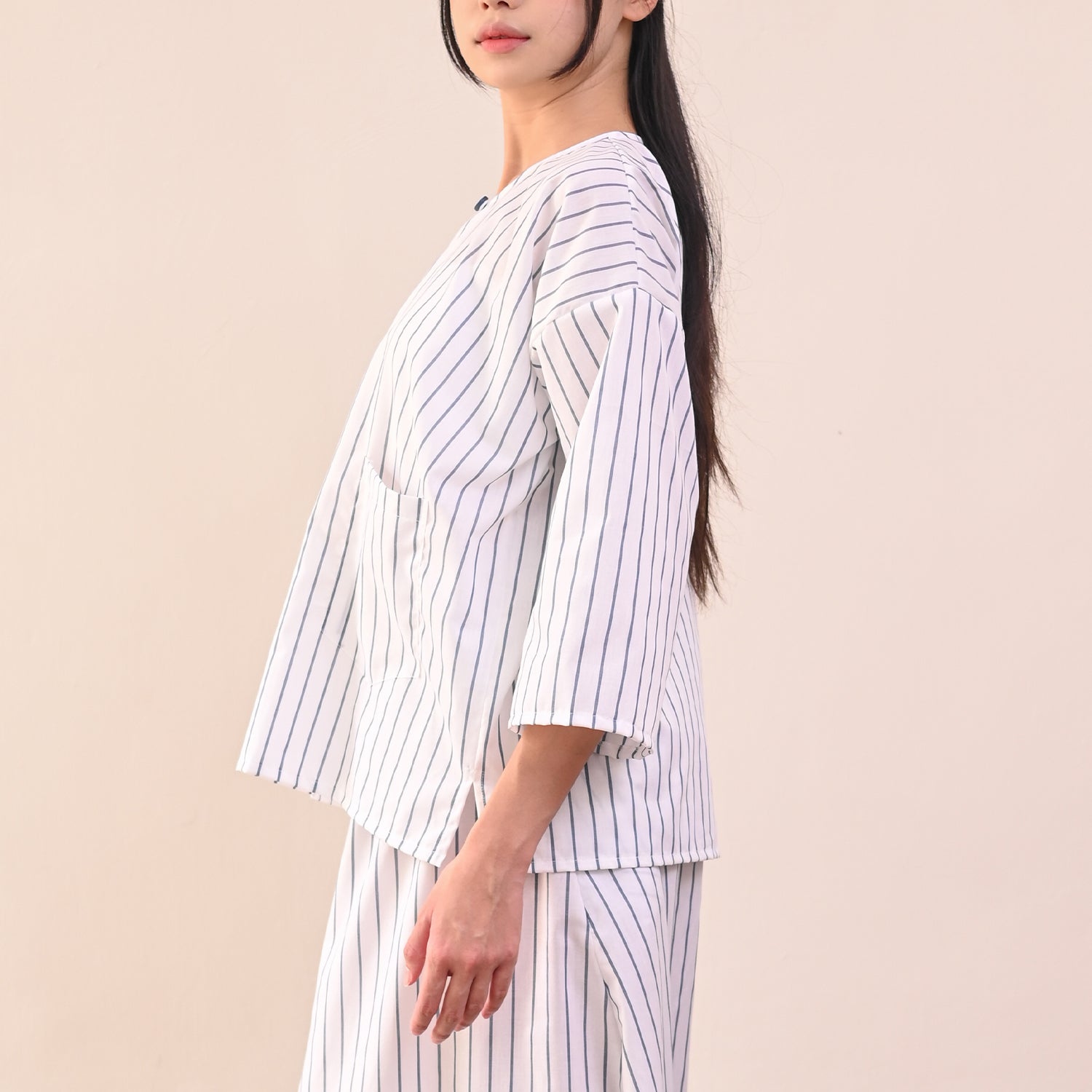 Garis Kurung - White